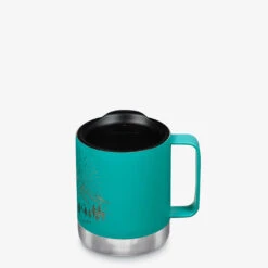 Klean Kanteen Camp Mug 12oz (355ml) - Mountain Green 5 Klean Kanteen Camp Mug 12oz (355ml) - Mountain Green -Camping Discounter Camp Mug Porcelain Graphic Front 1400x 9d1921cf cc2d 4f16 81c0 12e43557f7be