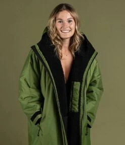 Dryrobe Advance Long Sleeve FOREST GREEN BLACK - RECYCLED -Camping Discounter Forest Green 6 2024x2024 6dabac77 7301 4cc4 b238 94760314e834