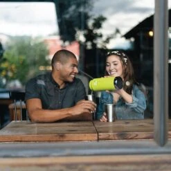 Klean Kanteen Insulated TK Wide With Café Cap 946ml - Black -Camping Discounter K32TKWSSL JP bottle brewery pouring lifestyle 1