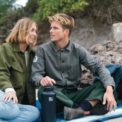 Klean Kanteen Insulated TK Wide With Café Cap 1900ml - Black 8 Klean Kanteen Insulated TK Wide With Café Cap 1900ml - Black -Camping Discounter K64TKWSSL SB insulated botttle couple beach lifestyle