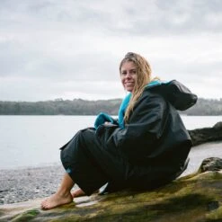 Dryrobe Advance Long Sleeve BLACK BLUE - RECYCLED -Camping Discounter LS DA BB Katy TheraSea 27 2024x2024 d7c47d00 2cc8 4237 8677 5a6f5e71e57c