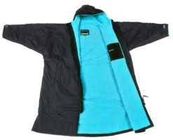 Dryrobe Advance Long Sleeve BLACK BLUE - RECYCLED -Camping Discounter Long sleeve 0001 BlackBlue 2024x2024 32d3ae3a cb1b 40b7 8fcf 3de7dbfb6f5f