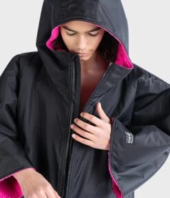 Dryrobe Advance Kids Short Sleeve BLACK PINK 11 Dryrobe Advance Kids Short Sleeve BLACK PINK -Camping Discounter SS Black Pink 2 2024x2024 81801ca3 1b6d 459e b1fc 8f950ca21792