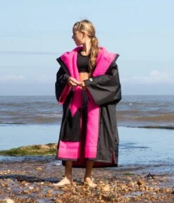 Dryrobe Advance Kids Short Sleeve BLACK PINK 13 Dryrobe Advance Kids Short Sleeve BLACK PINK -Camping Discounter SS Black Pink 5 2024x2024 8218aba9 5fee 4c65 a7ea 903a772c4d41