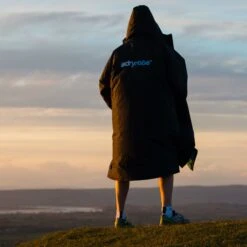 Dryrobe Advance Long Sleeve BLACK BLUE - RECYCLED -Camping Discounter dryrobe LS BB 26 2024x2024 cf20035e 9e2d 47c1 a3db 5358bc8642f4