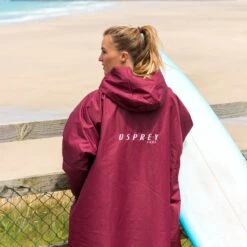 Osprey Unisex Changing Robe Maroon -Camping Discounter su4047 51 changing robe lifestyle 2 1