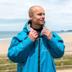 Osprey Unisex Changing Robe Teal -Camping Discounter su4052 56 changing robe lifestyle 1