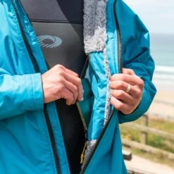 Osprey Unisex Changing Robe Teal -Camping Discounter su4052 56 changing robe lifestyle 2